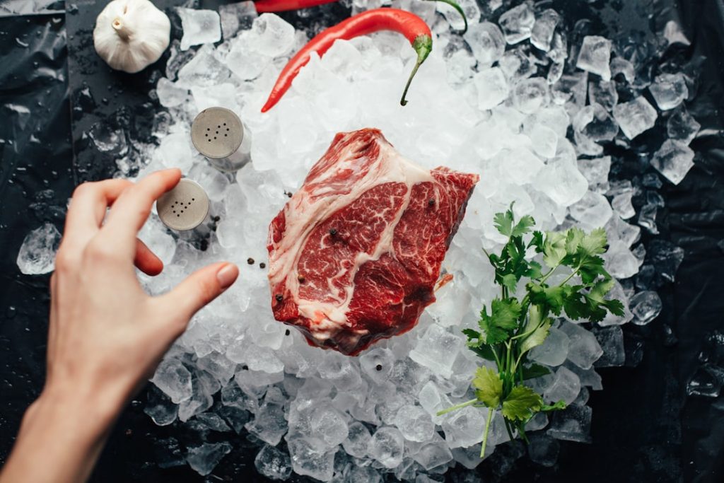 meat-on-top-of-ice-wxnclekq4-y